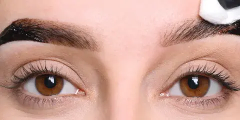 Henna pudrowa w domu: Uzyskaj perfekcyjne brwi samodzielnie!