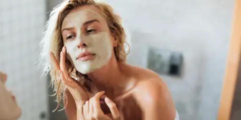 Jak zrobić delikatny makijaż? Efekt "no make-up" krok po kroku