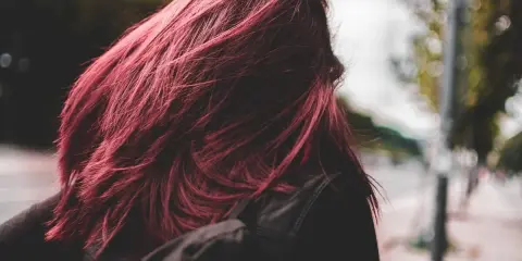Henna na włosy: Jak długo trzymać dla perfekcyjnego koloru?