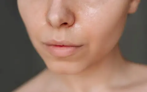 Tłusta cera? Poznaj 7 kroków do matowej skóry! Poradnik Justyny Sawickiej