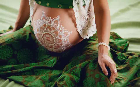 Henna: Gdzie kupić najlepszą do włosów, brwi i mehendi? Poradnik
