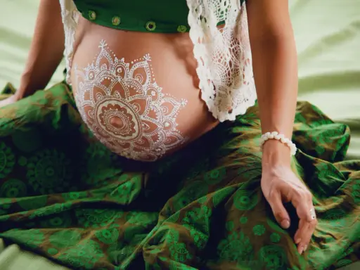 Henna: Gdzie kupić najlepszą do włosów, brwi i mehendi? Poradnik