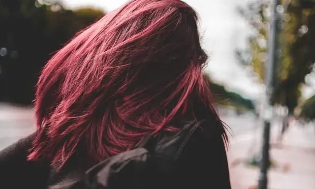 Henna na włosy: Jak długo trzymać dla perfekcyjnego koloru?