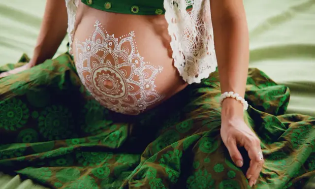 Henna: Gdzie kupić najlepszą do włosów, brwi i mehendi? Poradnik