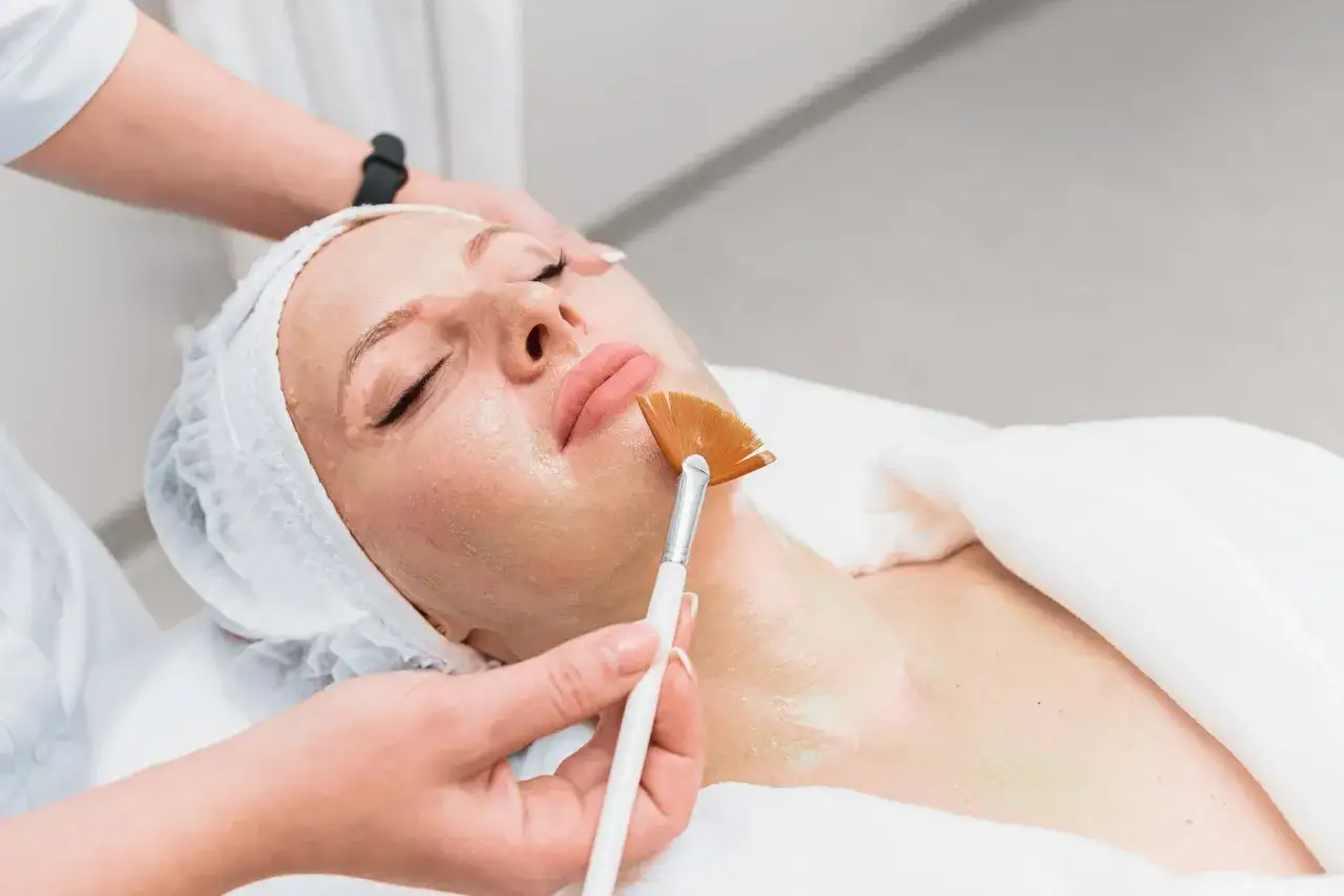 peeling chemiczny na trądzik i oczyszczanie manualne twarzy